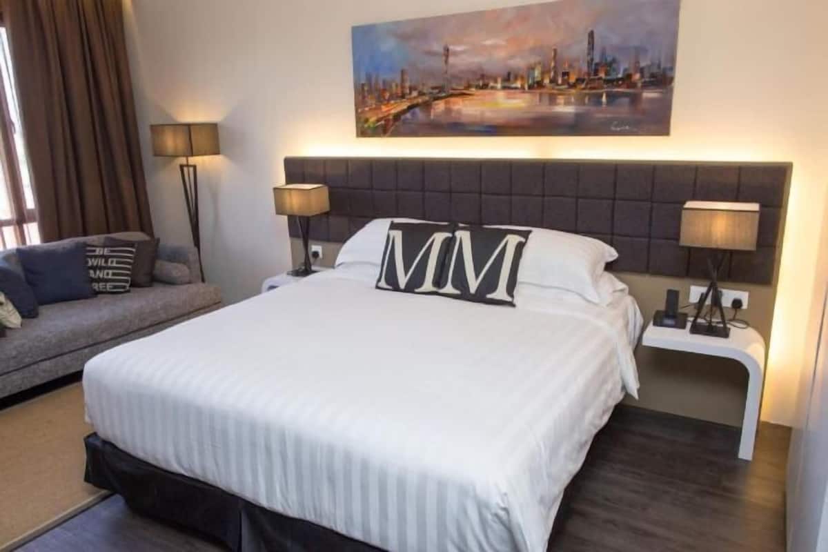 Minibar, in-room safe, desk, iron/ironing board