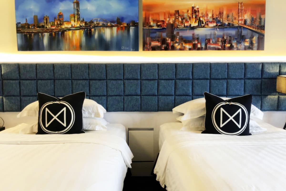 deluxe twin room | minibar, in-room safe, desk, iron/ironing board