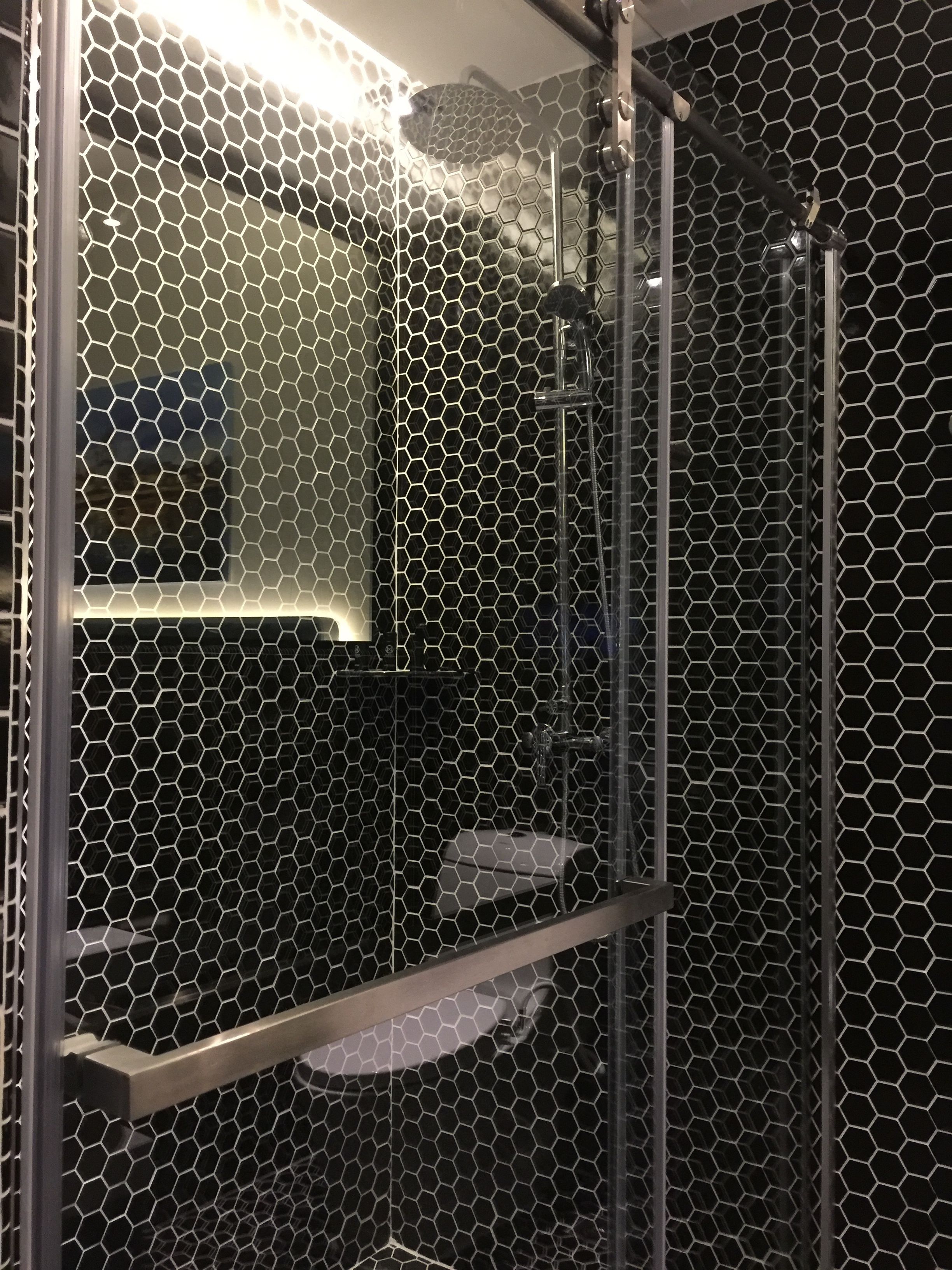 superior queen room | bathroom shower