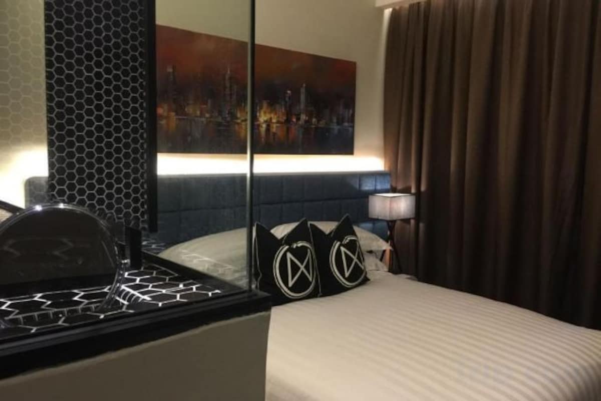 Minibar, coffres-forts dans les chambres, bureau
