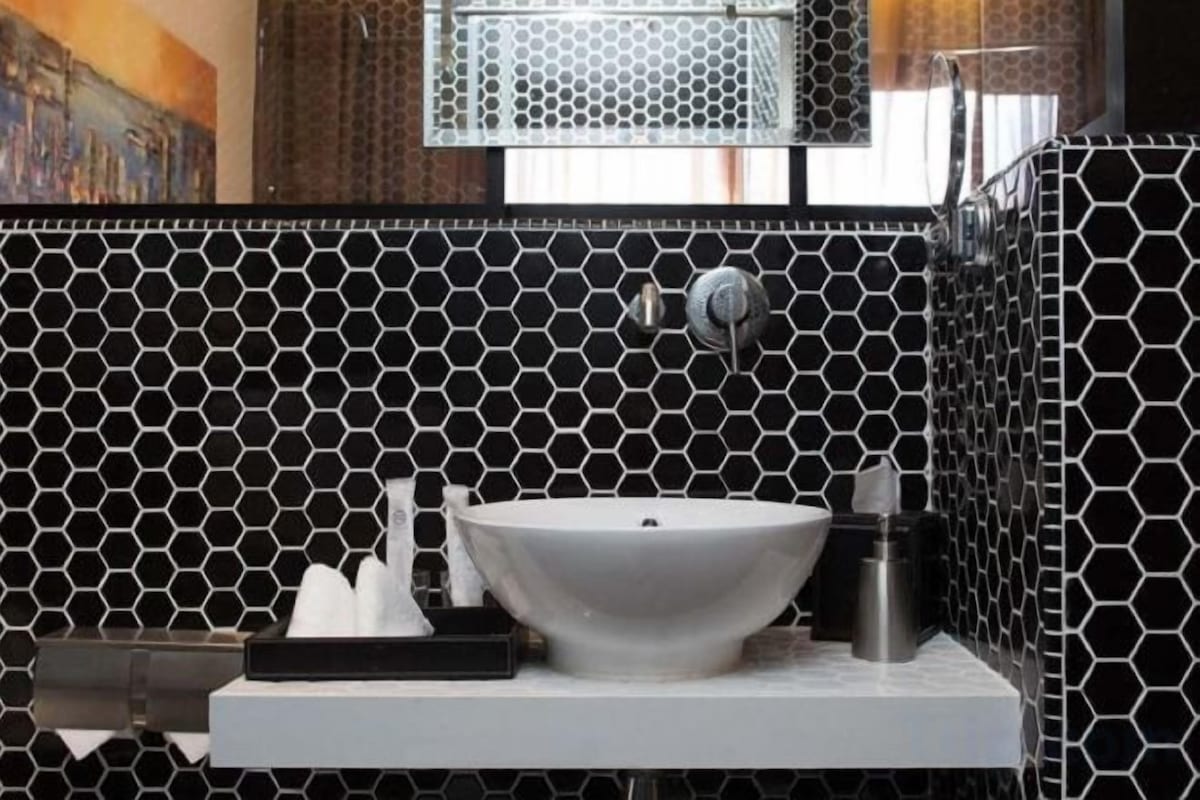 Een douche, gratis toiletartikelen, een haardroger, badjassen