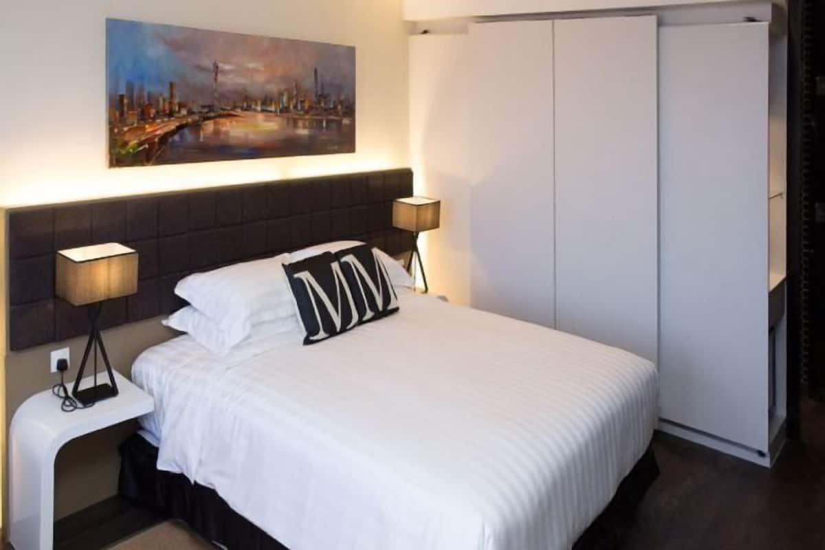 Een minibar, een kluis op de kamer, een bureau