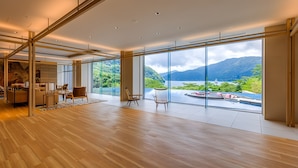 A spacious room with large windows, a wooden floor, and a view of a lake and mountains. - Hakone Ashinoko Hanaori（ORIX HOTELS & RESORTS） (Hakone)