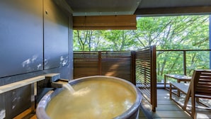 A hot tub on a wooden deck with a view of trees. - Hakone Ashinoko Hanaori（ORIX HOTELS & RESORTS） (Hakone)