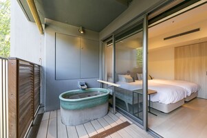 In-room safe, free WiFi, bed sheets