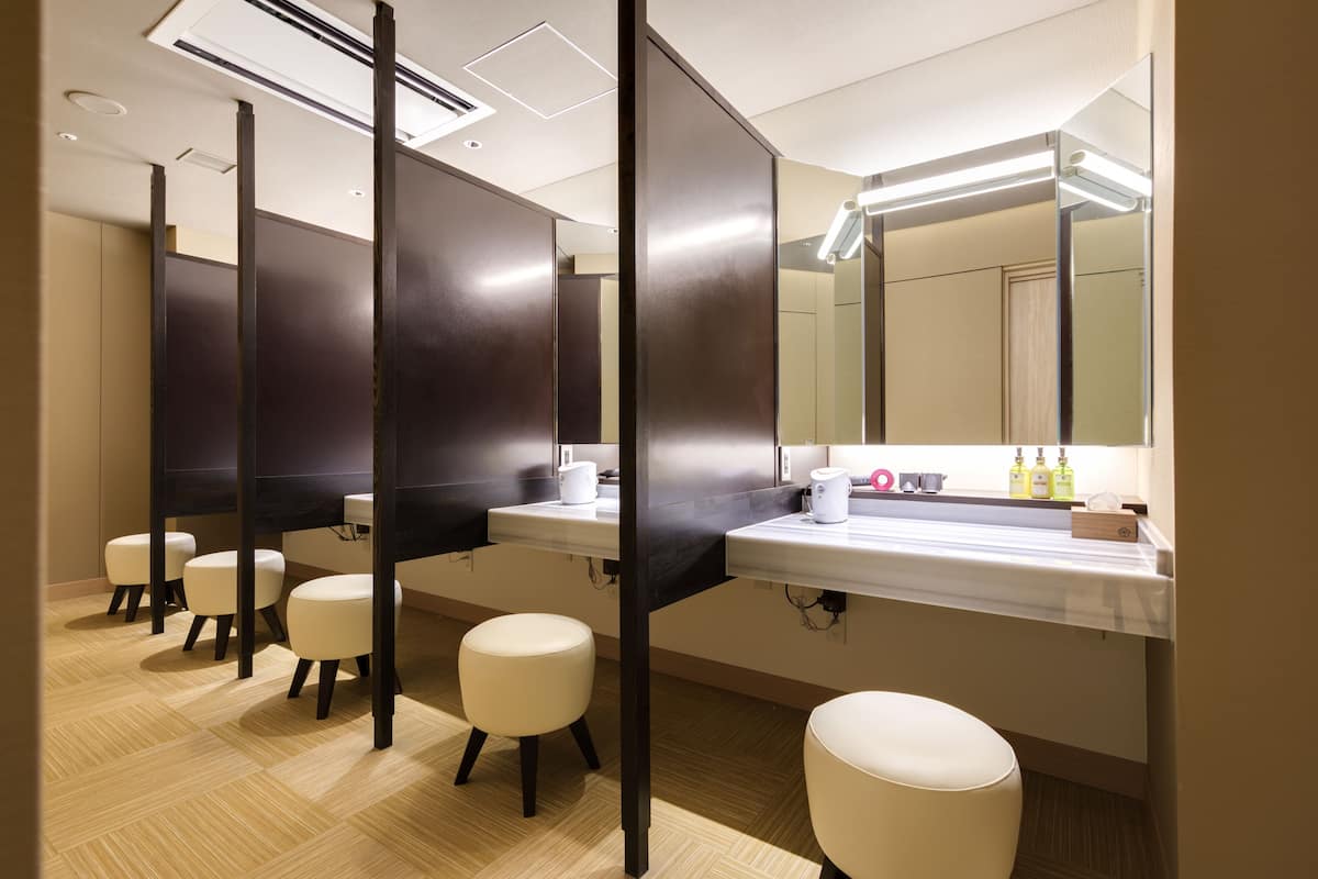 body treatments, facials, 1 treatment room