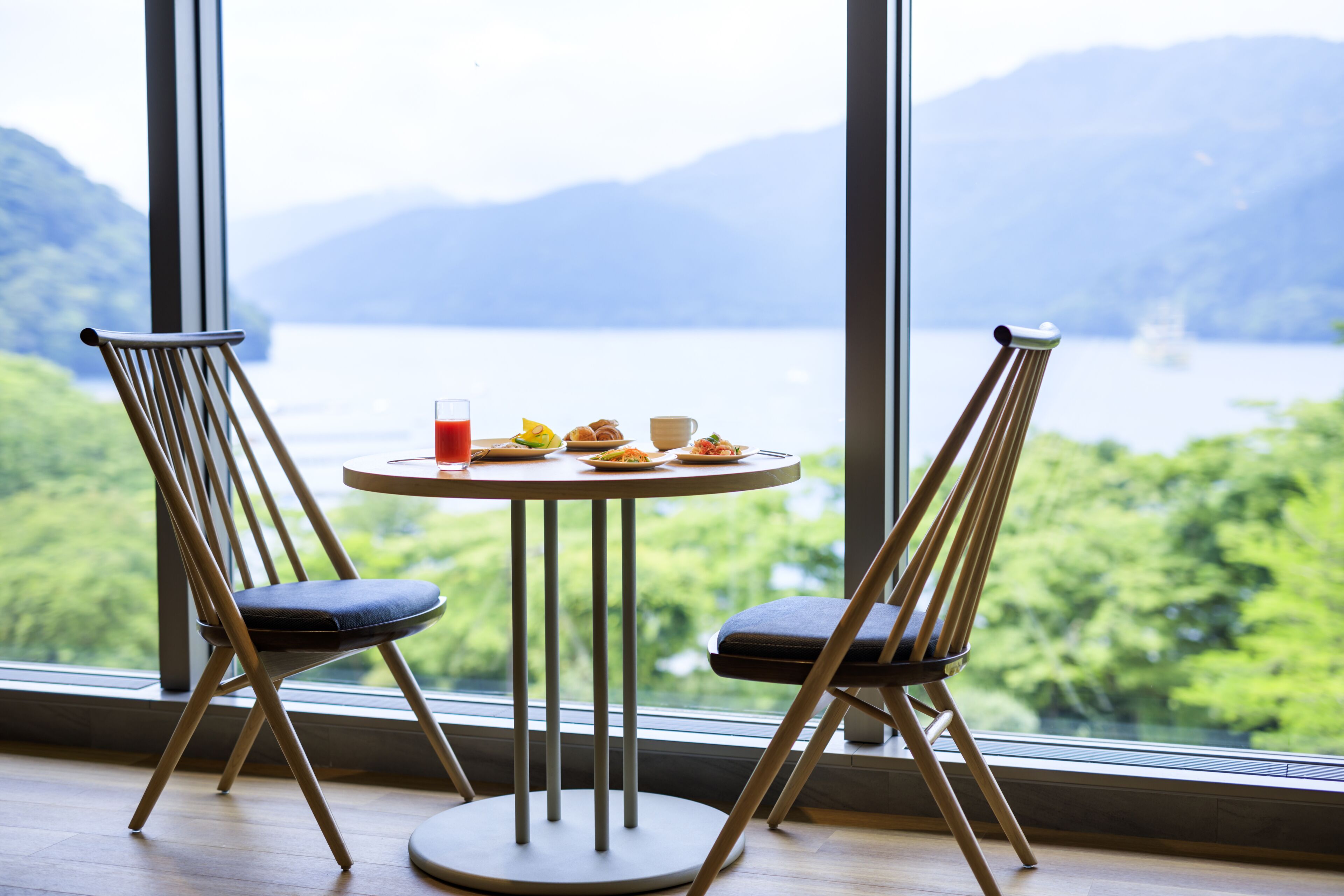 朝食、ディナーに営業