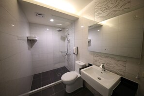 Phòng 4, đối diện biển | Phòng tắm | Buồng tắm vòi sen, đồ dùng nhà tắm miễn phí, máy sấy tóc 