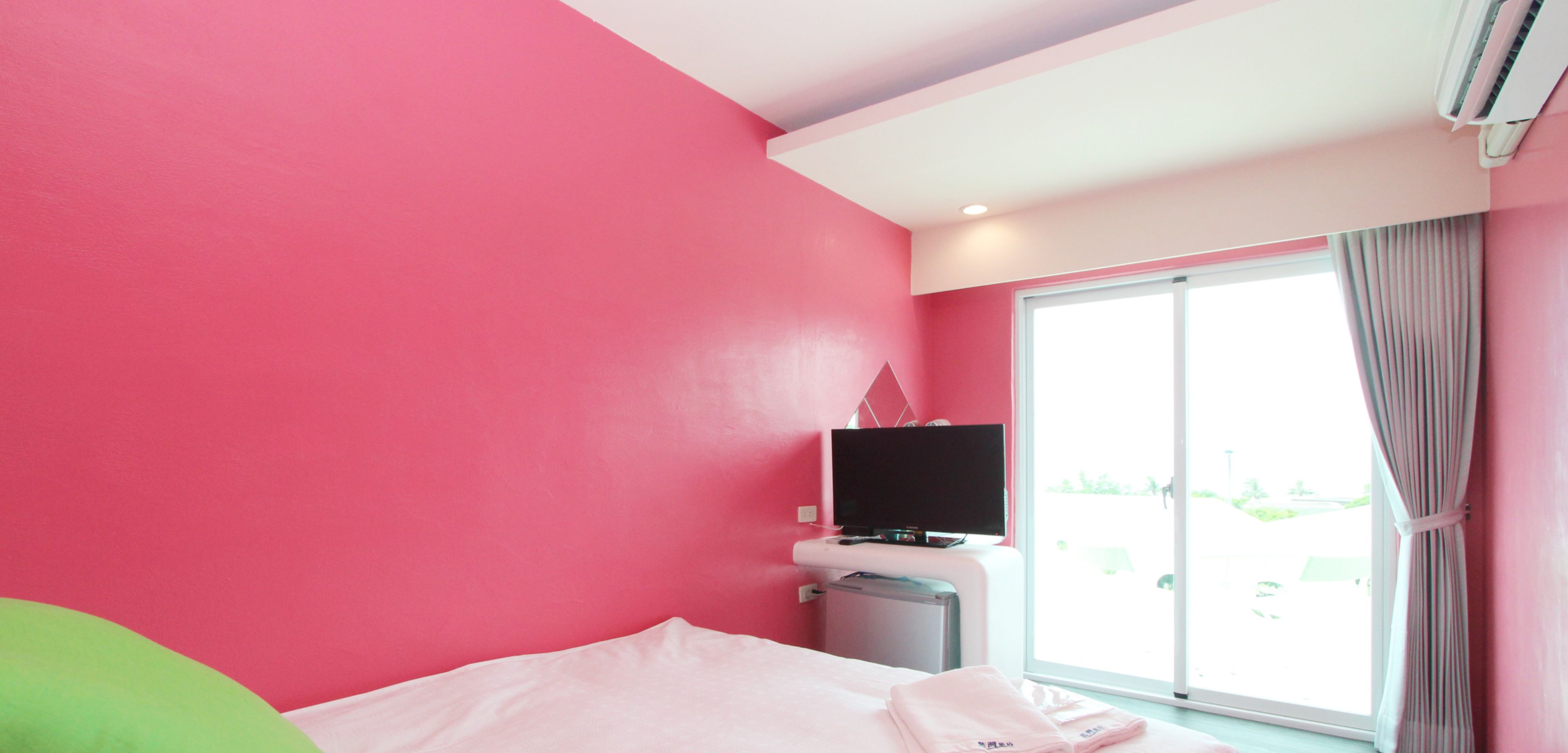 Bàn, màn/rèm cản sáng, truy cập Internet không dây miễn phí 