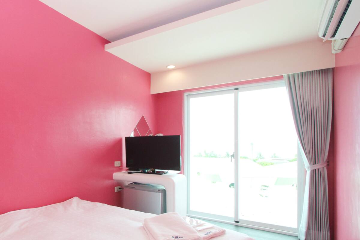 Bàn, màn/rèm cản sáng, truy cập Internet không dây miễn phí