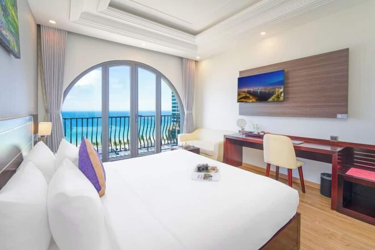 Egyptian cotton sheets, premium bedding, pillow-top beds, in-room safe