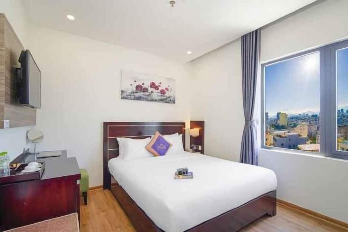 Egyptian cotton sheets, premium bedding, pillow-top beds, in-room safe