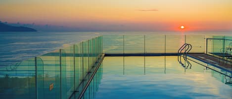 Udendørs pool, åben fra kl. 06.30 til kl. 21.00, parasoller, liggestole