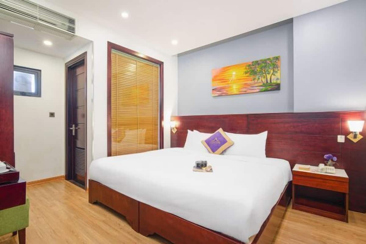 Egyptian cotton sheets, premium bedding, pillow-top beds, in-room safe