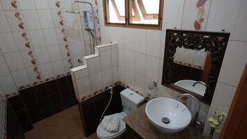 Bungalow, Air Conditioned | Baño | Ducha, artículos de higiene personal gratuitos y secador de pelo
