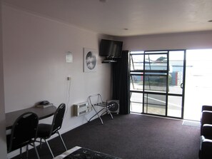 Flat-screen TV - Kiwi Court Motel (Hawera)