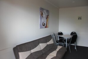 Flat-screen TV - Kiwi Court Motel (Hawera)