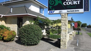 A sign for Kiwi Court Motel advertising SKY WiFi and spa bath units.