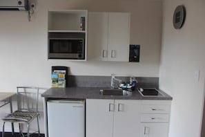 Geladeira, micro-ondas, cooktop, cafeteira/chaleira