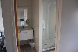 2 Bedroom Unit | Bathroom | Free toiletries, hair dryer, towels - Kiwi Court Motel (Hawera)