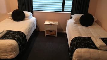 Insonorización, tabla de planchar con plancha y cuna de viaje