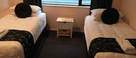 Insonorización, tabla de planchar con plancha y cuna de viaje