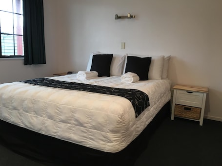 Soundproofing, iron/ironing board, travel cot, free WiFi. Kiwi Court Motel