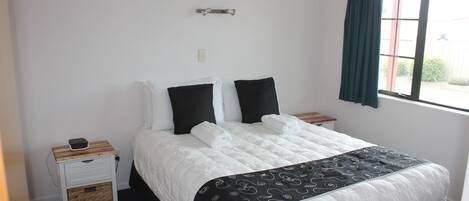 Quarto, 2 quartos | Quartos à prova de som, ferros/tábuas de passar roupa, berço de viagem