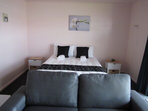 Quarto superior, 1 quarto | Quartos à prova de som, ferros/tábuas de passar roupa, berço de viagem
