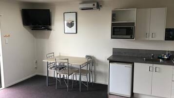 Réfrigérateur, micro-ondes, plaque de cuisson, cafetiÚre/bouilloire
