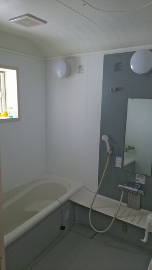 Kostenlose Toilettenartikel, Haartrockner, Hausschuhe, Bidet