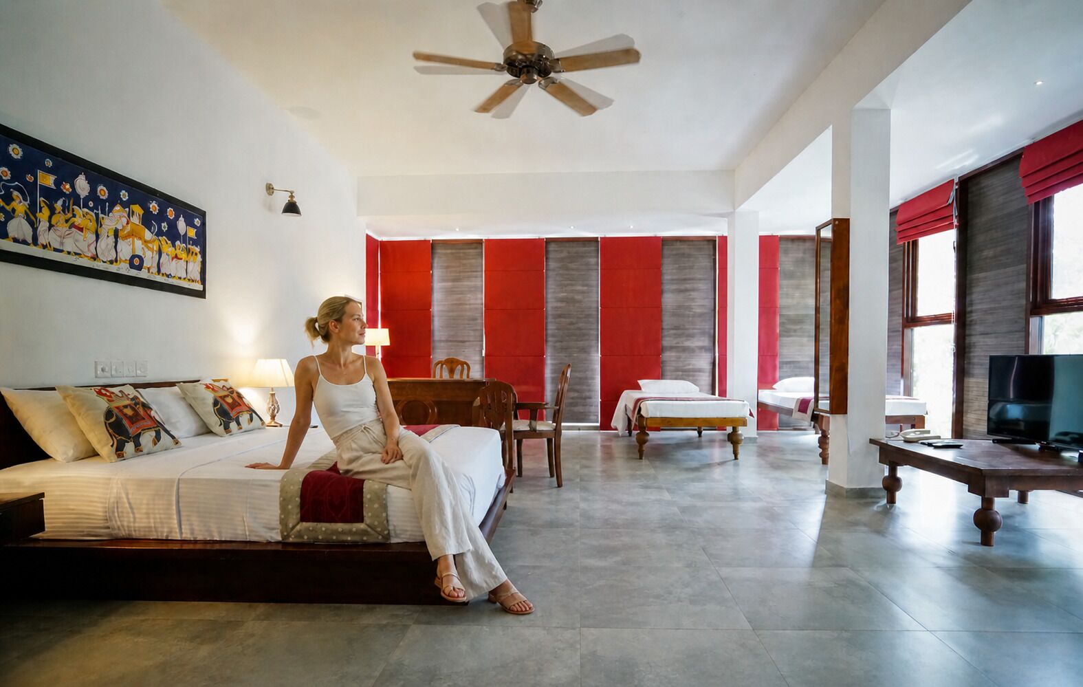 The Signature Suite, 1 King Bed, 3 single Beds, Non Smoking, Mountain View | Zimmersafe, individuell dekoriert, individuell eingerichtet