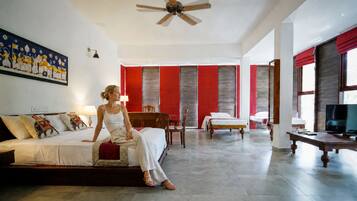 The Signature Suite, 1 King Bed, 3 single Beds, Non Smoking, Mountain View | Caja de seguridad en la habitación y escritorio