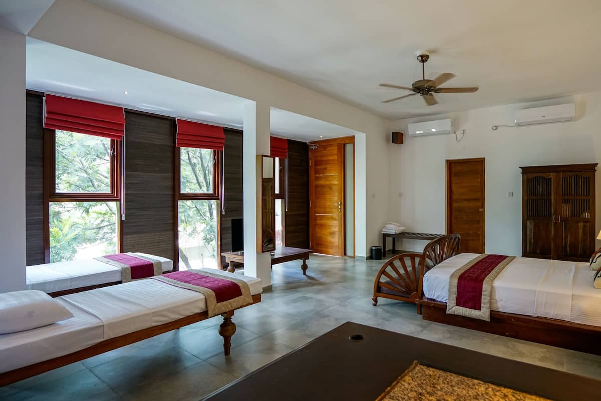 Premier Suite, 1 Katil Raja (King), Patio, Mountain View | 1 bilik tidur, peti besi dalam bilik, dihias secara berasingan