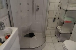 Chambre, salle de bain privée (2-Z Zimmerwohnung mit Bergblick) | Salle de bain | Ensemble baignoire-douche, serviettes fournies