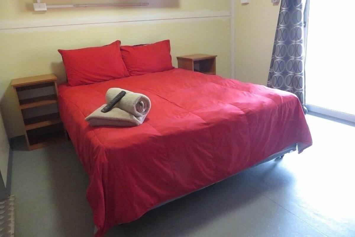 Deluxe-Ferienhütte, 1 Queen-Bett | Schreibtisch, Bügeleisen/Bügelbrett, Zustellbetten