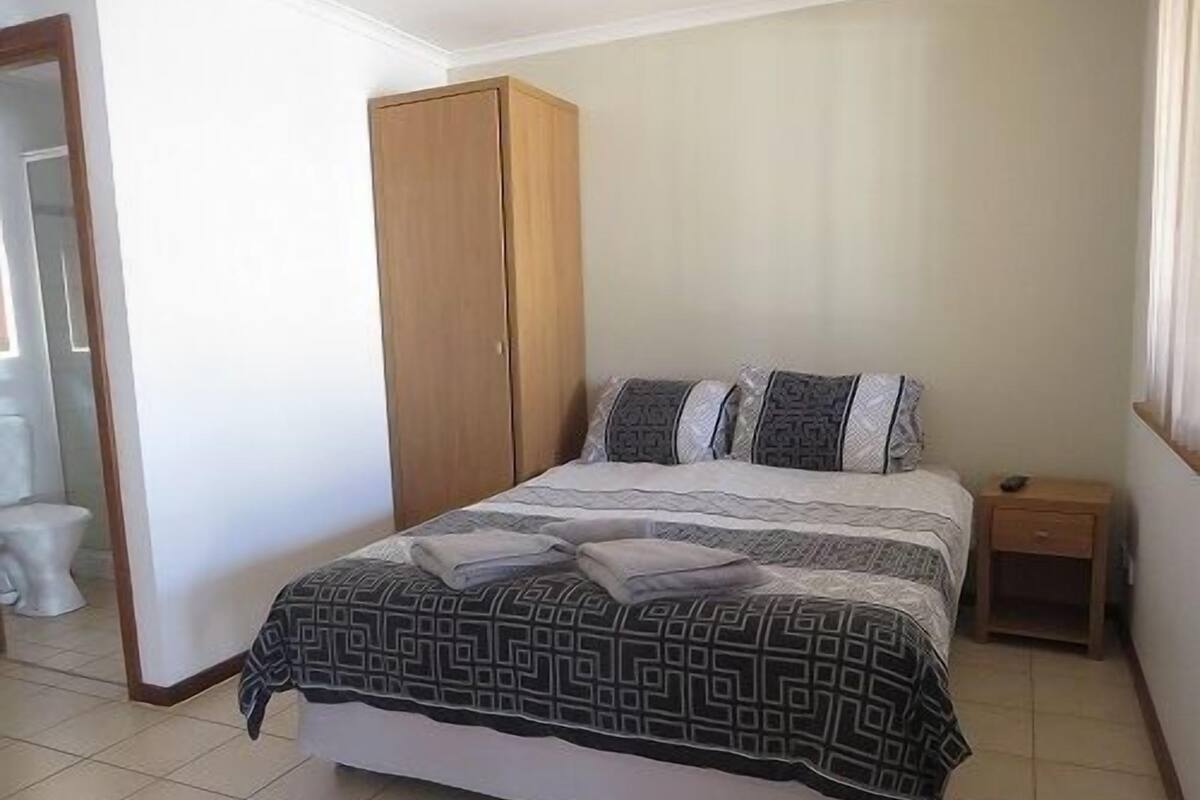Zimmer, 1 Queen-Bett | Schreibtisch, Bügeleisen/Bügelbrett, Zustellbetten