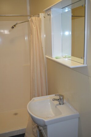 Habitación individual (King Single Cabin) | Escritorio, tabla de planchar con plancha, camas supletorias