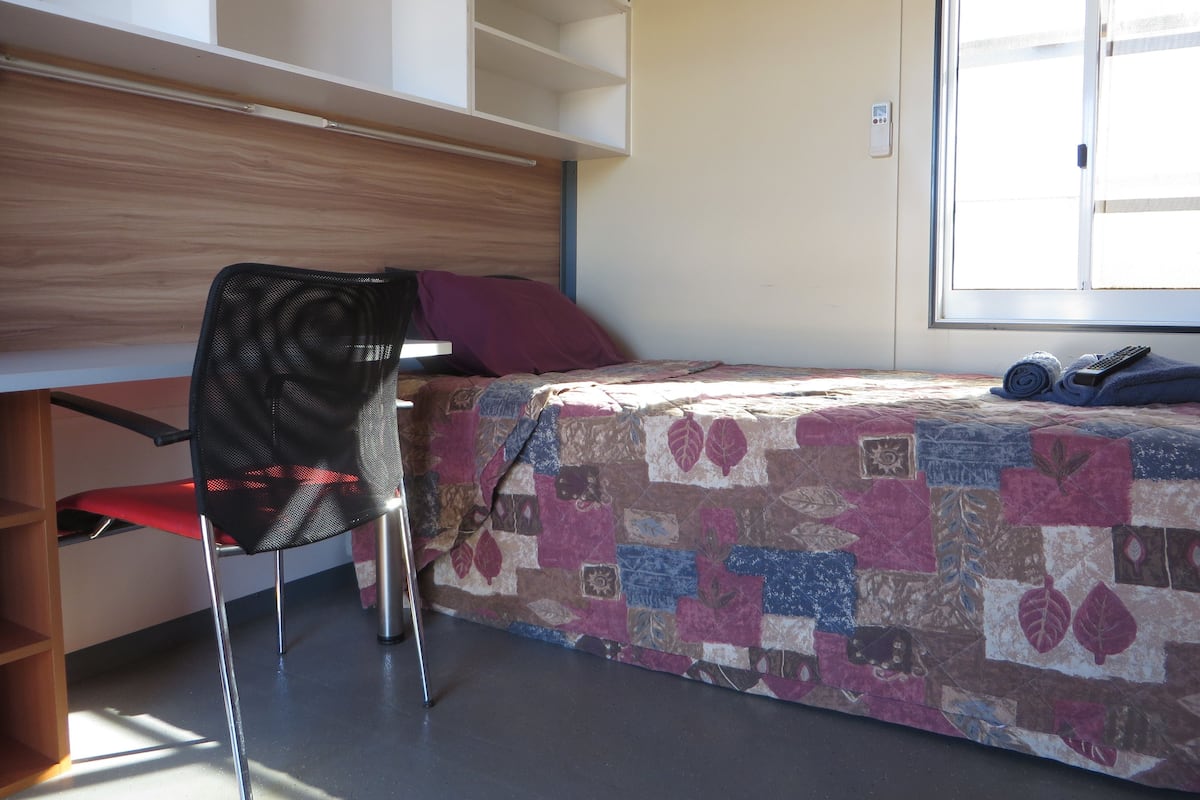 Eenpersoonskamer (King Single Cabin) | Een bureau, een strijkplank/strijkijzer, extra bedden