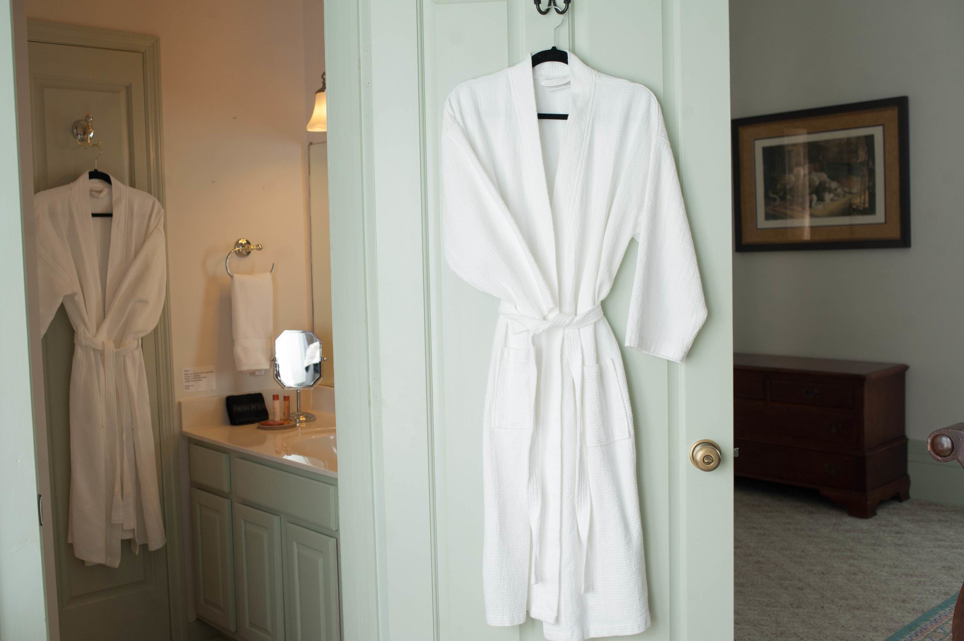 Artículos de higiene personal de diseño, secador de pelo y albornoces