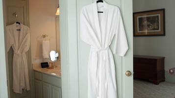 Set di cortesia firmato, asciugacapelli, accappatoio, asciugamani