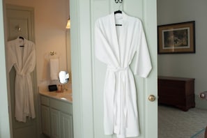 Designer toiletries, hair dryer, bathrobes, towels - The Denny House (Paint Lick)