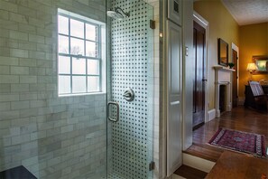Romantic Suite, 1 Queen Bed, Garden View | Bathroom | Designer toiletries, hair dryer, bathrobes, towels