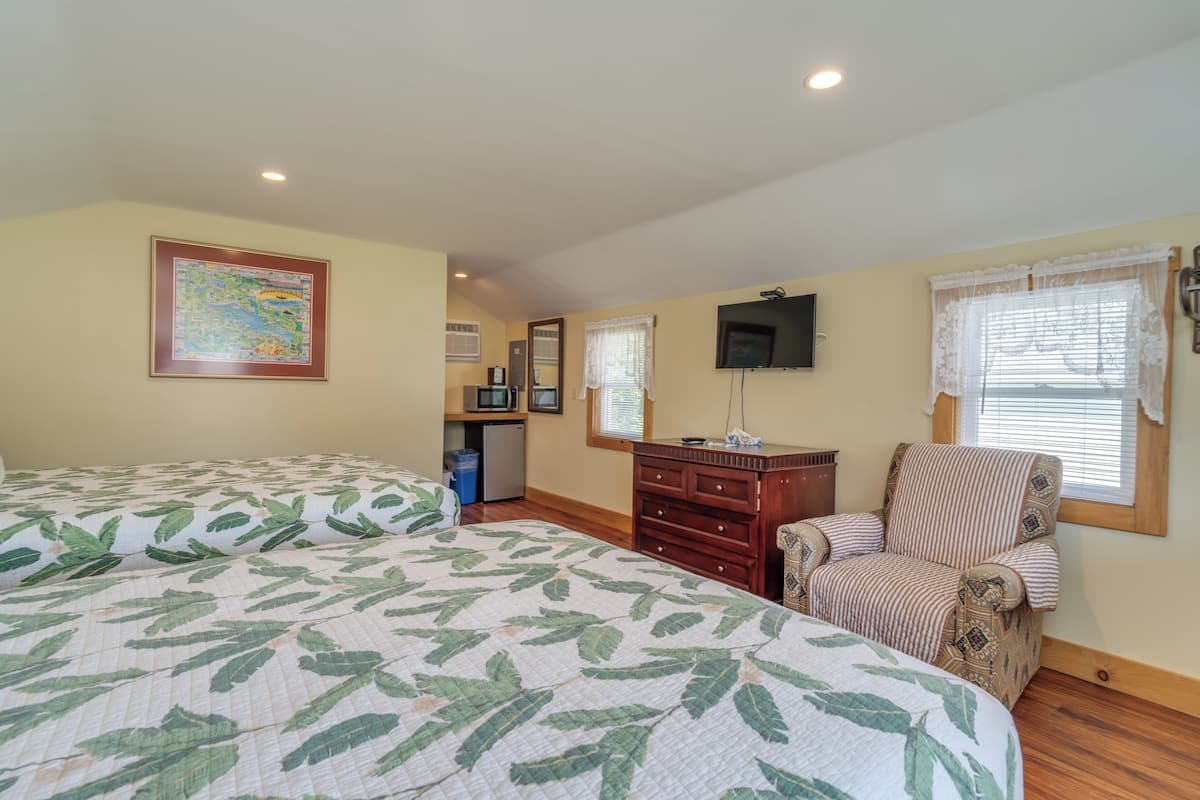 Queen Cottage | Individually furnished, soundproofing, iron/ironing board, free WiFi