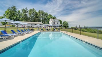 Seasonal outdoor pool, sun loungers