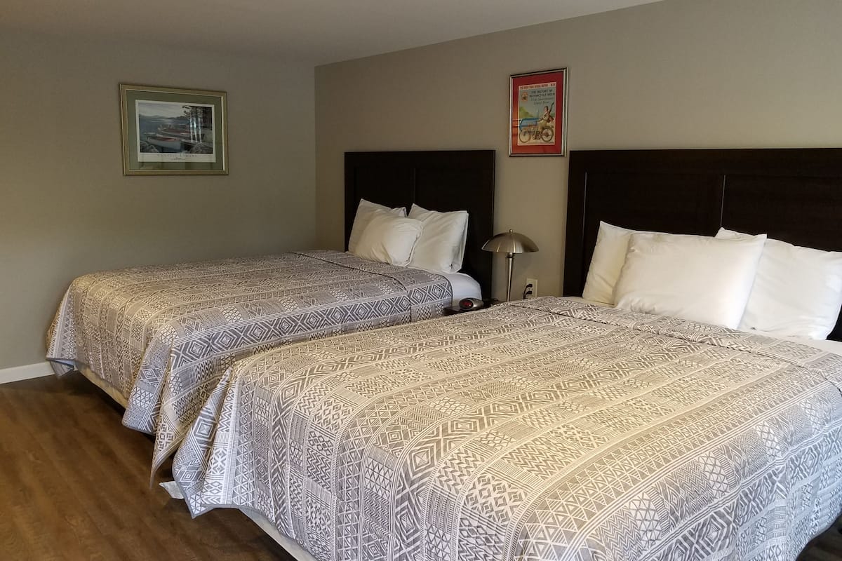 Signature Quadruple Room | Individually furnished, soundproofing, iron/ironing board, free WiFi