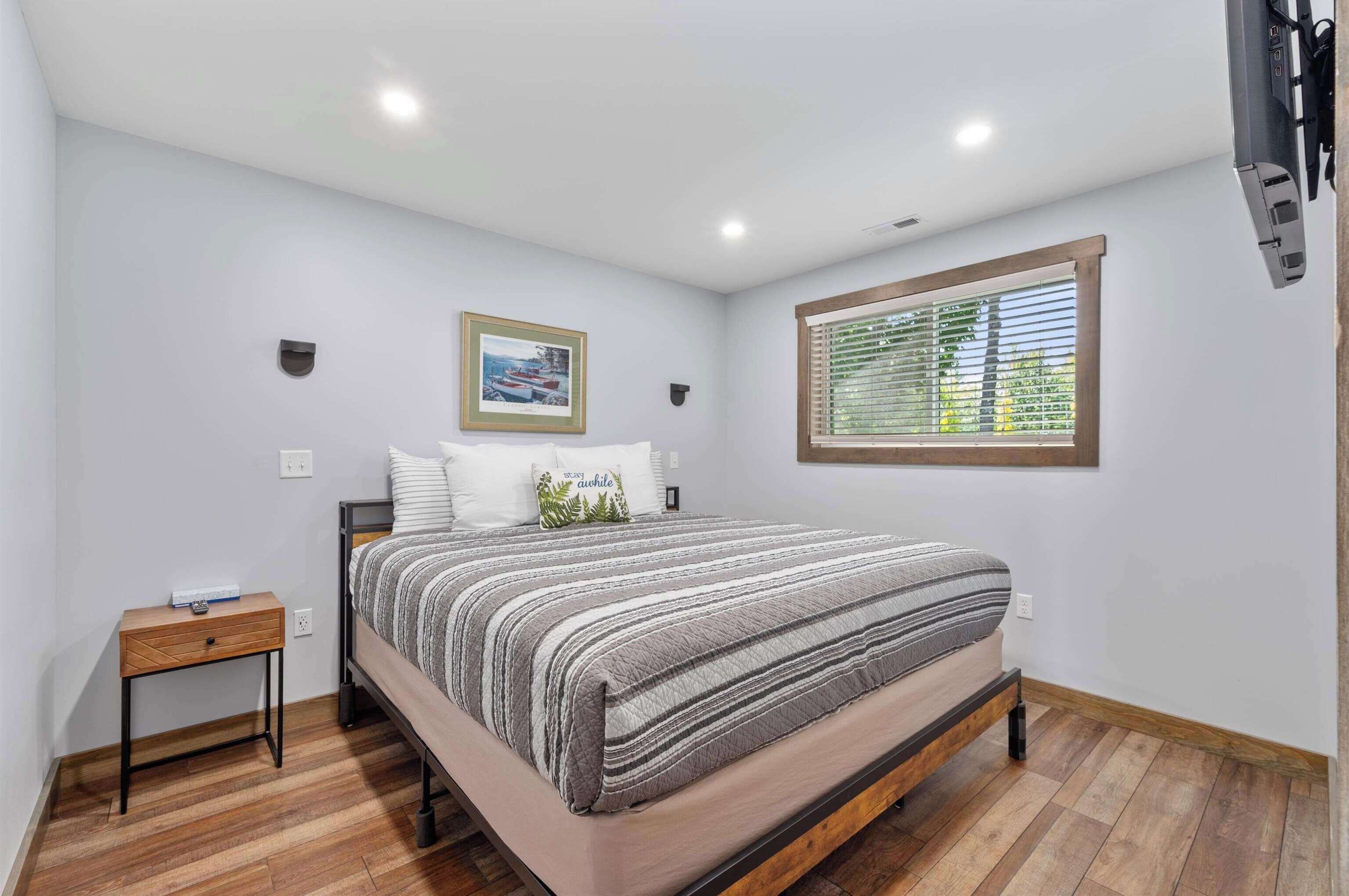 Lake View Cabin | Individually furnished, soundproofing, iron/ironing board, free WiFi