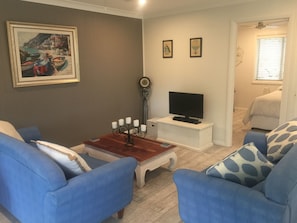 Suite studio Design, 1 chambre, cuisinette, côté jardin | Salle de séjour | Téléviseur à écran plat, lecteur de DVD