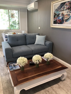 Suite studio Design, 1 chambre, cuisinette, côté jardin | Aire de séjour | Téléviseur à écran plat, lecteur de DVD