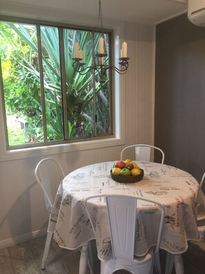 Suite studio Design, 1 chambre, cuisinette, côté jardin | Repas dans la chambre
